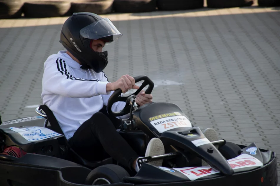 Ryk silników, pisk opon i rywalizacja - widowiskowe zawody w szkole - zdjęcie 7