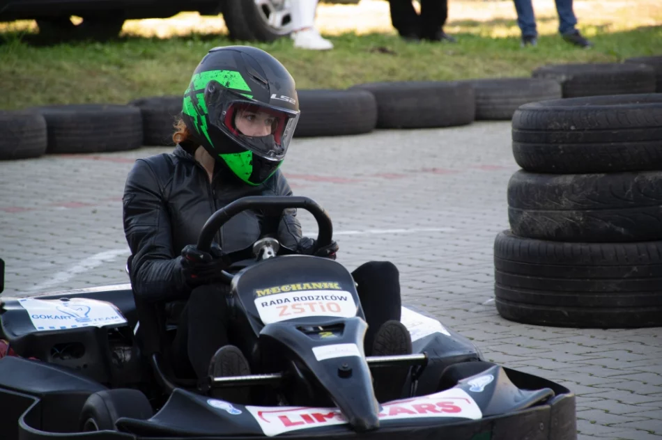 Ryk silników, pisk opon i rywalizacja - widowiskowe zawody w szkole - zdjęcie 8