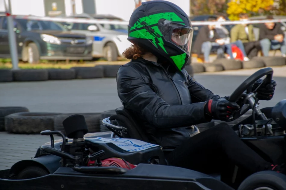 Ryk silników, pisk opon i rywalizacja - widowiskowe zawody w szkole - zdjęcie 9