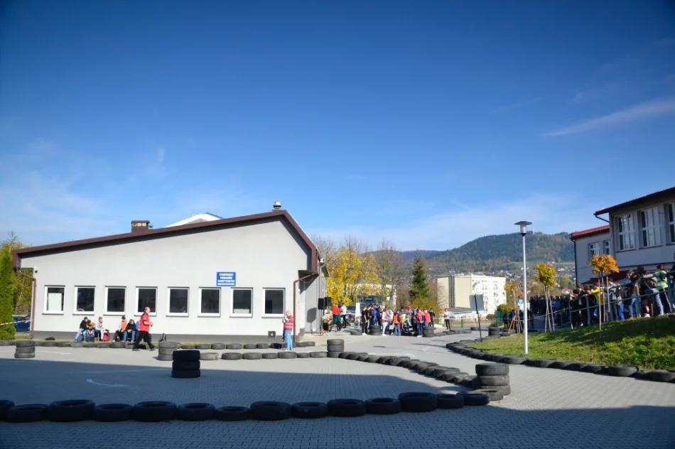 Ryk silników, pisk opon i rywalizacja - widowiskowe zawody w szkole - zdjęcie 10