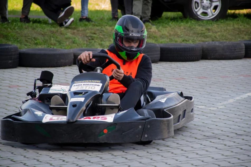 Ryk silników, pisk opon i rywalizacja - widowiskowe zawody w szkole - zdjęcie 11