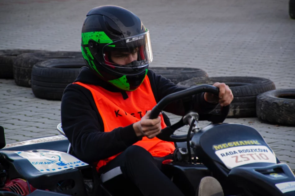 Ryk silników, pisk opon i rywalizacja - widowiskowe zawody w szkole - zdjęcie 12