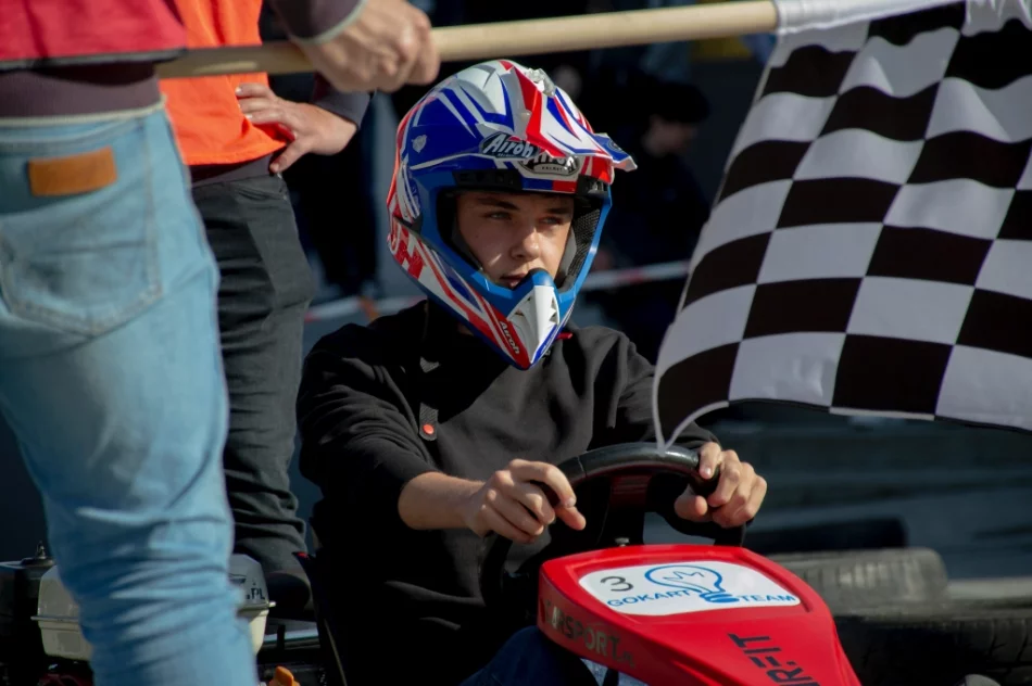 Ryk silników, pisk opon i rywalizacja - widowiskowe zawody w szkole - zdjęcie 13