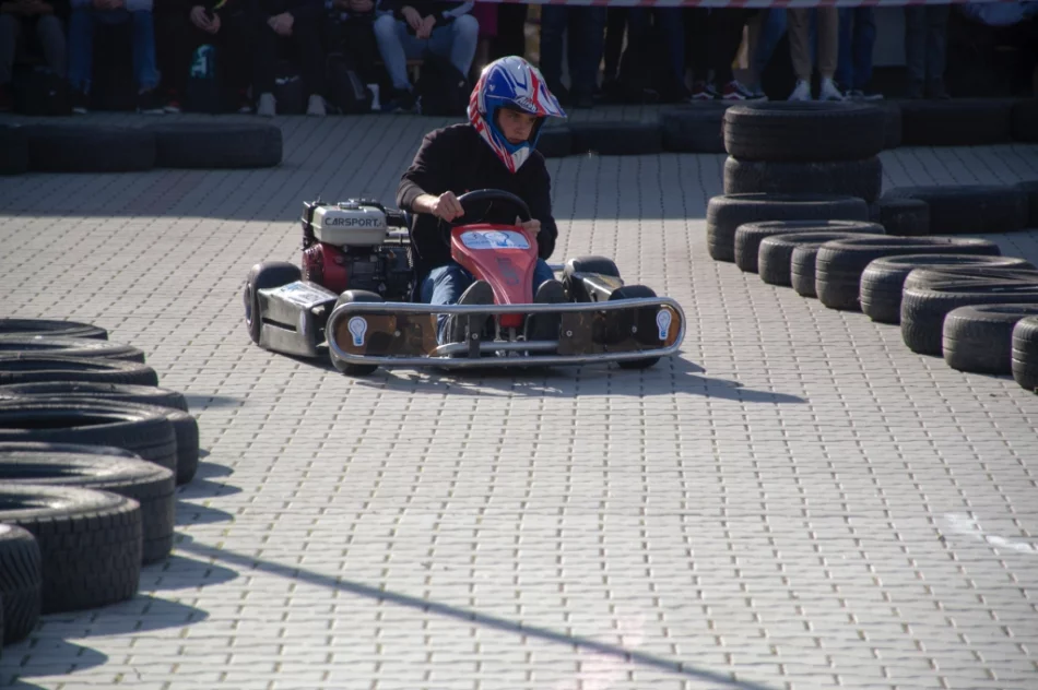 Ryk silników, pisk opon i rywalizacja - widowiskowe zawody w szkole - zdjęcie 15