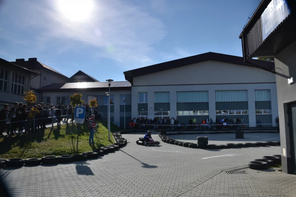 Ryk silników, pisk opon i rywalizacja - widowiskowe zawody w szkole - zdjęcie 16