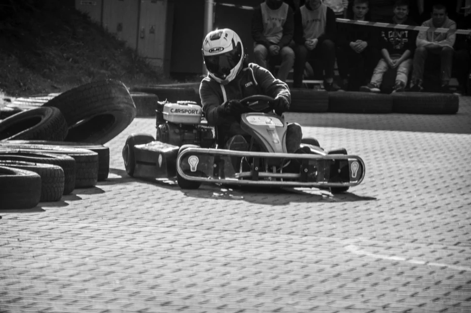 Ryk silników, pisk opon i rywalizacja - widowiskowe zawody w szkole - zdjęcie 18