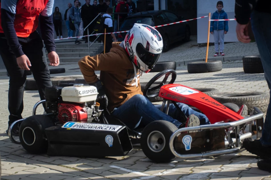 Ryk silników, pisk opon i rywalizacja - widowiskowe zawody w szkole - zdjęcie 19