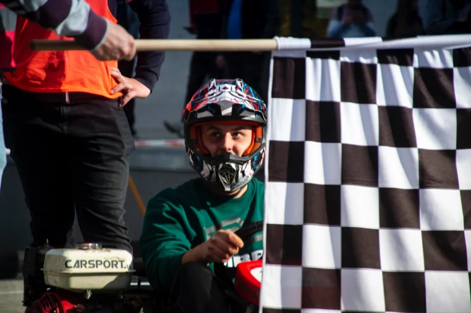 Ryk silników, pisk opon i rywalizacja - widowiskowe zawody w szkole - zdjęcie 20