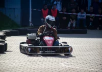 Ryk silników, pisk opon i rywalizacja - widowiskowe zawody w szkole - zdjęcie główne