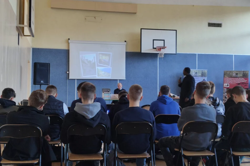 Misjonarze odwiedzili uczniów w limanowskich szkołach - zdjęcie 2