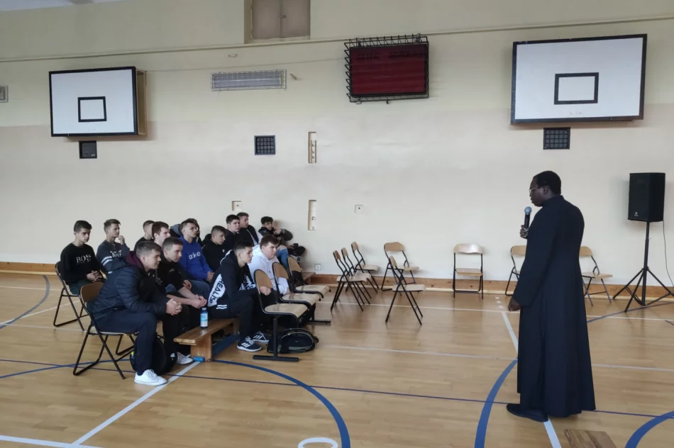 Misjonarze odwiedzili uczniów w limanowskich szkołach - zdjęcie 9