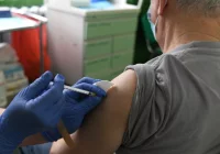 Dwa zgony osób z COVID-19 w powiecie limanowskim. USA otworzy granice. Na narty do Austrii? Są nowe zasady - zdjęcie główne