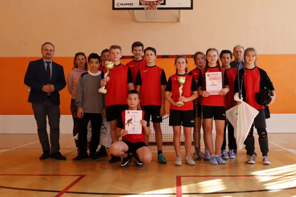 SP nr 2 w Stara Wsi Mistrzami Gminy Limanowa w unihokeju wśród młodzieży - zdjęcie 4