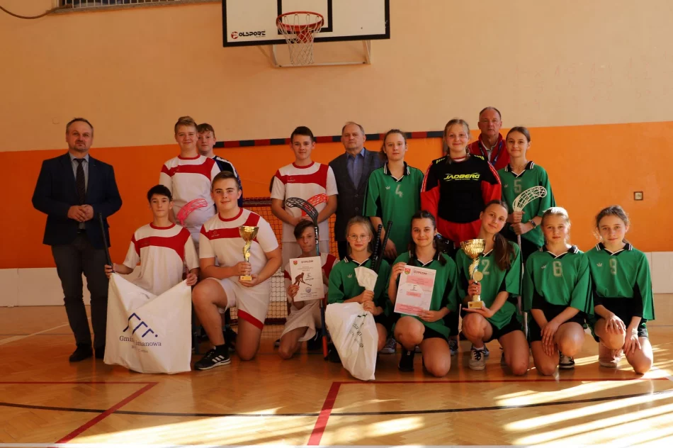 SP nr 2 w Stara Wsi Mistrzami Gminy Limanowa w unihokeju wśród młodzieży - zdjęcie 5