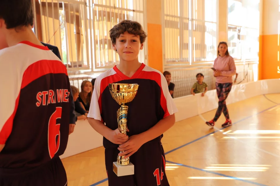 SP nr 2 w Stara Wsi Mistrzami Gminy Limanowa w unihokeju wśród młodzieży - zdjęcie 6