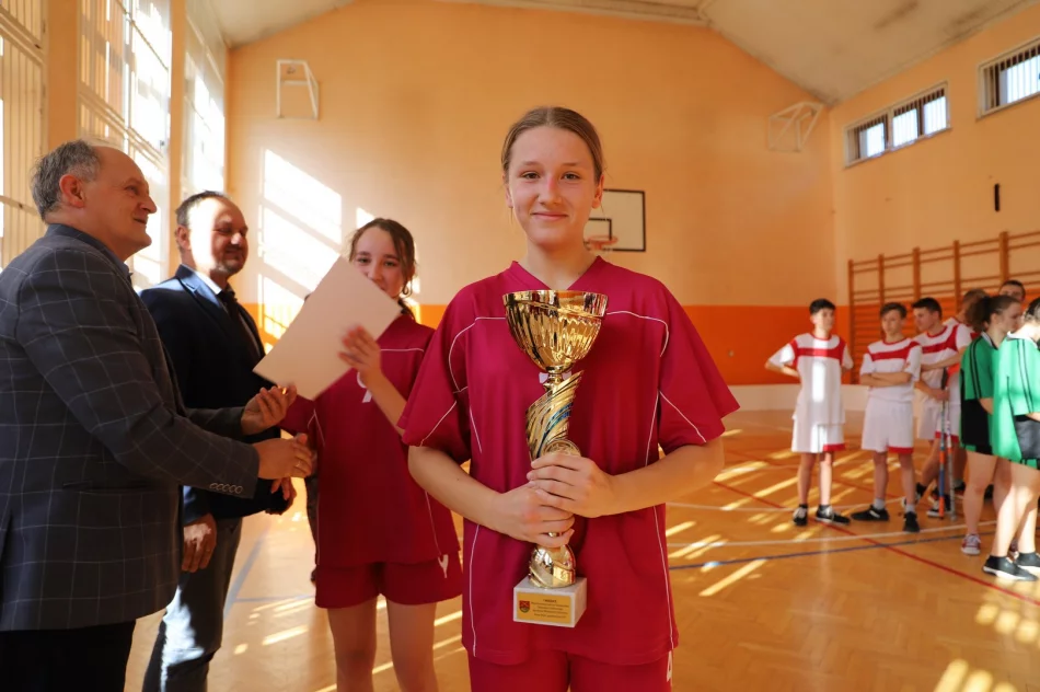 SP nr 2 w Stara Wsi Mistrzami Gminy Limanowa w unihokeju wśród młodzieży - zdjęcie 7