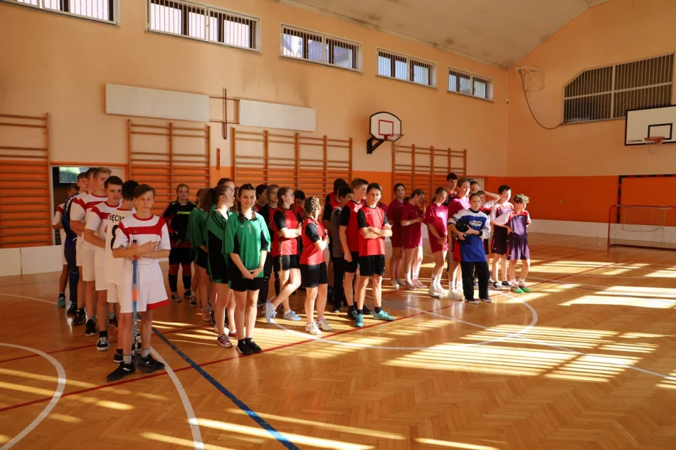 SP nr 2 w Stara Wsi Mistrzami Gminy Limanowa w unihokeju wśród młodzieży - zdjęcie 8