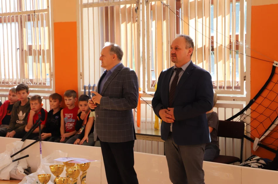 SP nr 2 w Stara Wsi Mistrzami Gminy Limanowa w unihokeju wśród młodzieży - zdjęcie 10