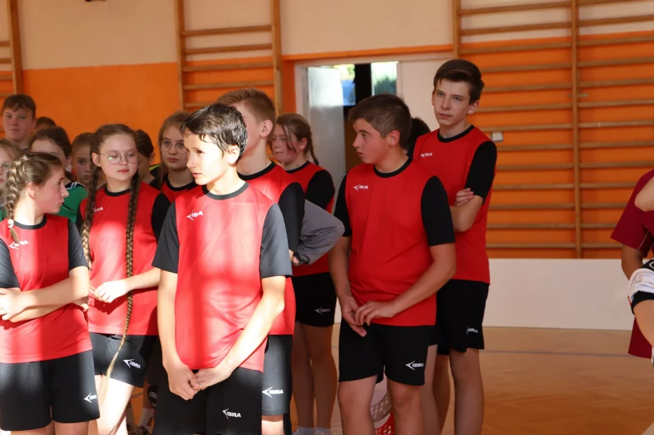 SP nr 2 w Stara Wsi Mistrzami Gminy Limanowa w unihokeju wśród młodzieży - zdjęcie 12