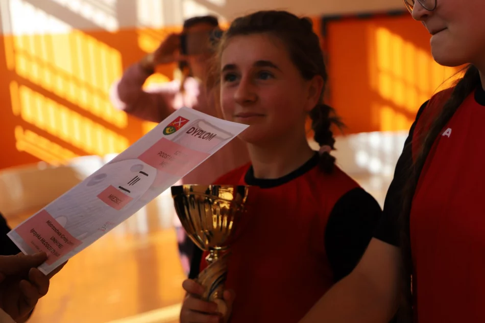 SP nr 2 w Stara Wsi Mistrzami Gminy Limanowa w unihokeju wśród młodzieży - zdjęcie 15