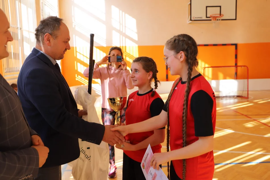 SP nr 2 w Stara Wsi Mistrzami Gminy Limanowa w unihokeju wśród młodzieży - zdjęcie 16