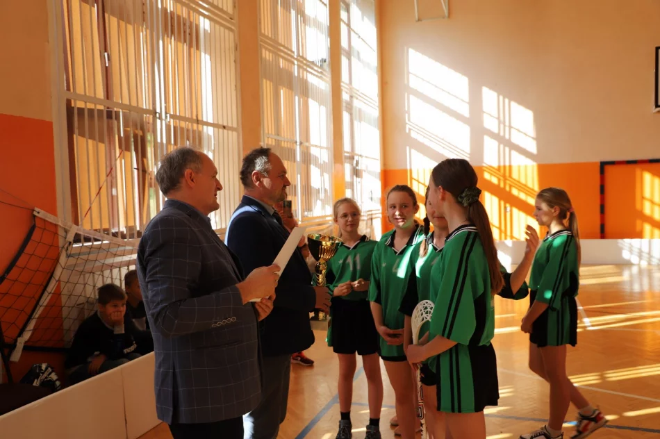 SP nr 2 w Stara Wsi Mistrzami Gminy Limanowa w unihokeju wśród młodzieży - zdjęcie 17