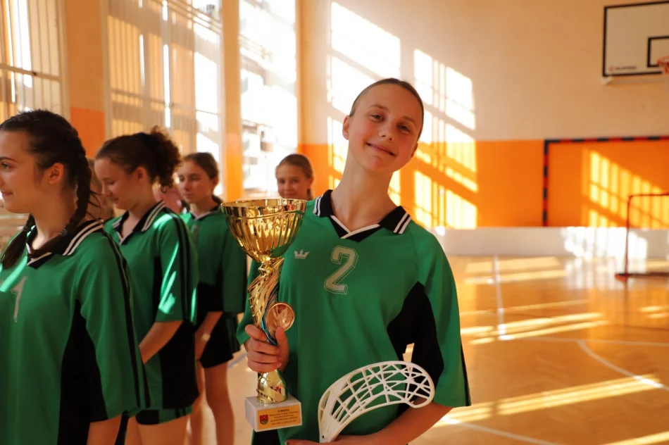 SP nr 2 w Stara Wsi Mistrzami Gminy Limanowa w unihokeju wśród młodzieży - zdjęcie 18