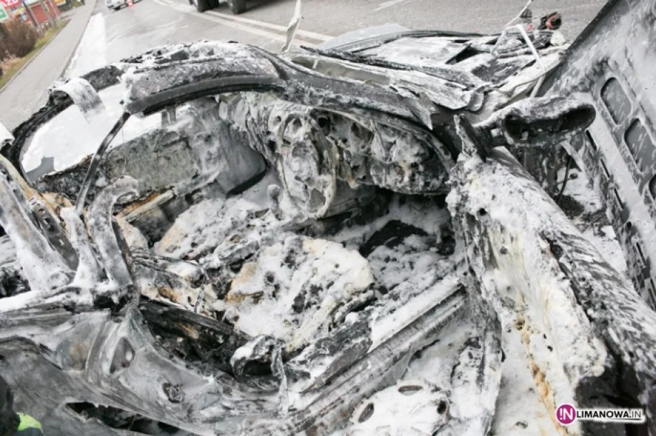 Wypadek i pożar porsche, ranny policjant - zdjęcie 2