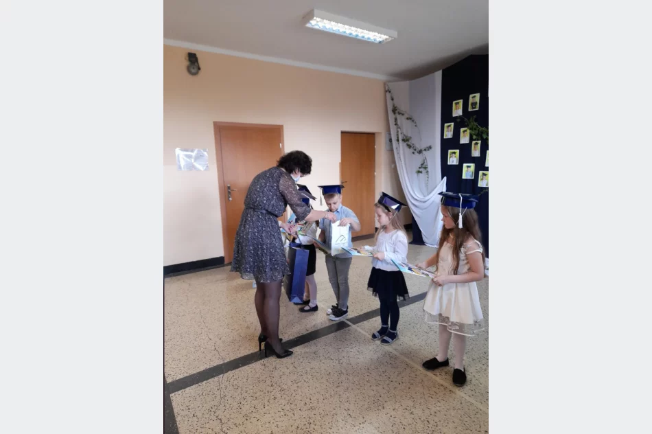 Ślubowanie pierwszoklasistów w Szkole Podstawowej Nr 2 w Męcinie - zdjęcie 7