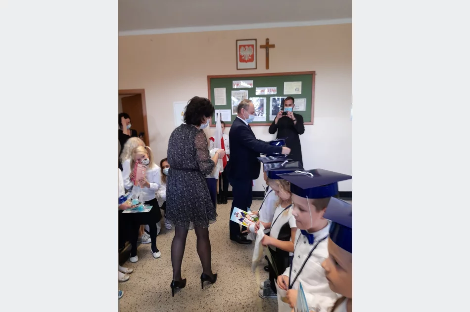 Ślubowanie pierwszoklasistów w Szkole Podstawowej Nr 2 w Męcinie - zdjęcie 8