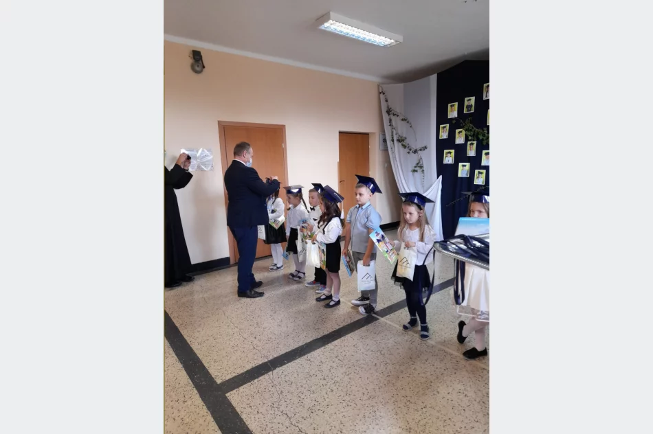 Ślubowanie pierwszoklasistów w Szkole Podstawowej Nr 2 w Męcinie - zdjęcie 9