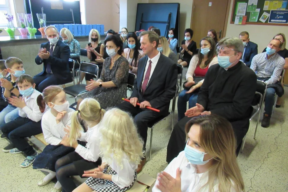 Ślubowanie pierwszoklasistów w Szkole Podstawowej Nr 2 w Męcinie - zdjęcie 11