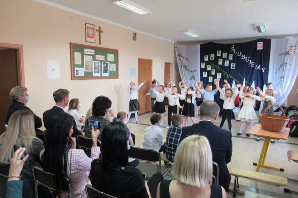Ślubowanie pierwszoklasistów w Szkole Podstawowej Nr 2 w Męcinie - zdjęcie 13