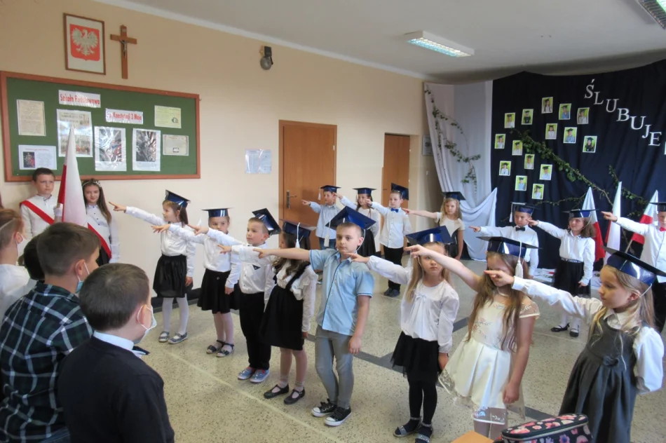 Ślubowanie pierwszoklasistów w Szkole Podstawowej Nr 2 w Męcinie - zdjęcie 15