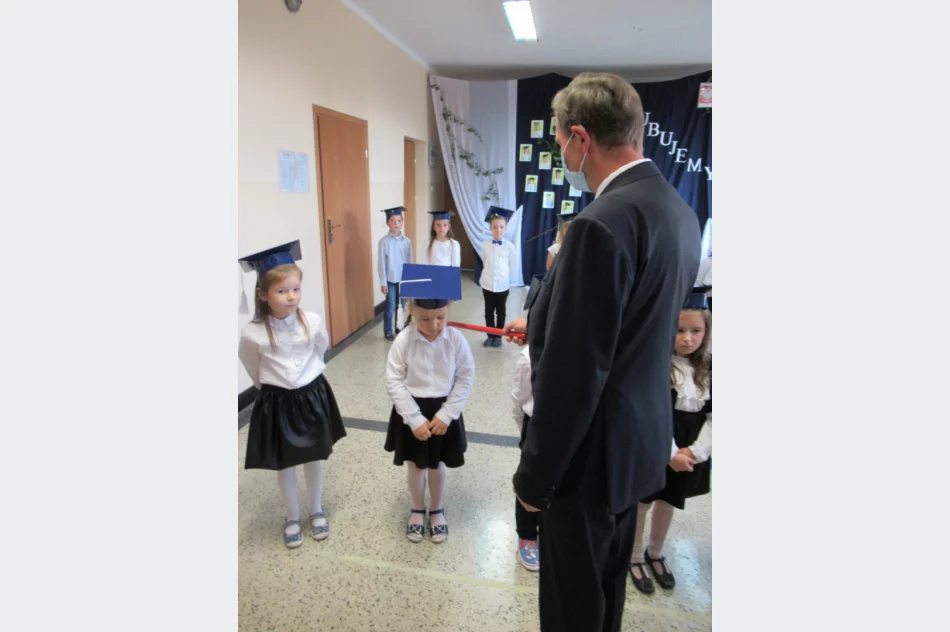 Ślubowanie pierwszoklasistów w Szkole Podstawowej Nr 2 w Męcinie - zdjęcie 18