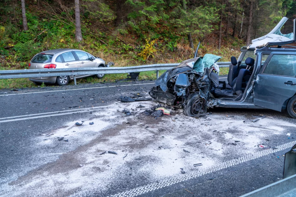 Trzy osoby poszkodowane w wypadku na drodze wojewódzkiej - zdjęcie 7