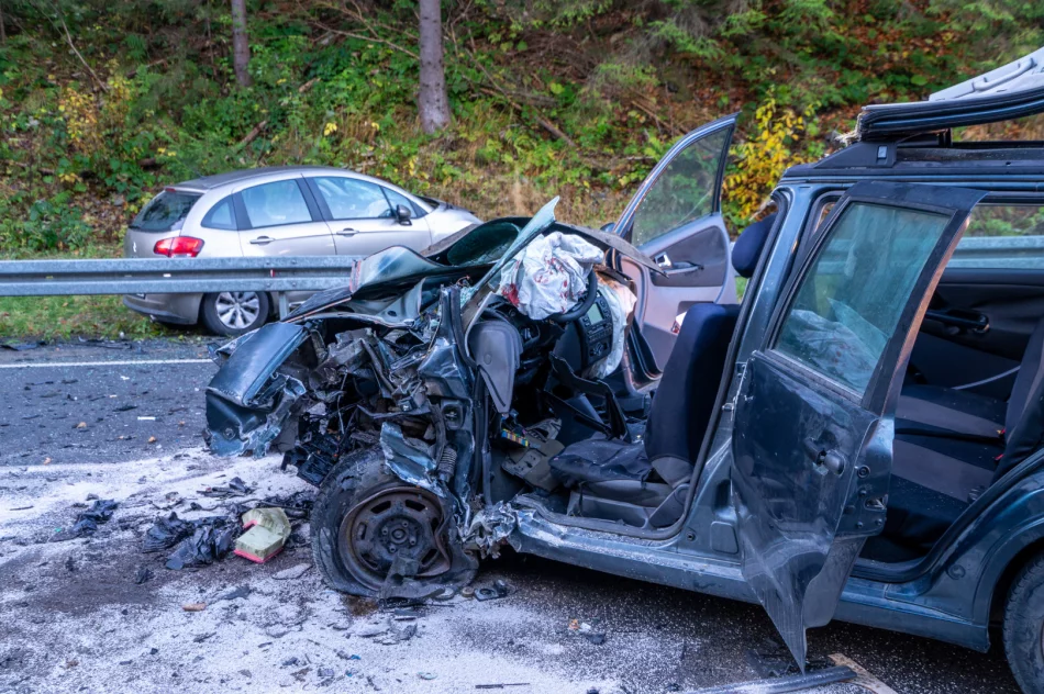 Trzy osoby poszkodowane w wypadku na drodze wojewódzkiej - zdjęcie 12