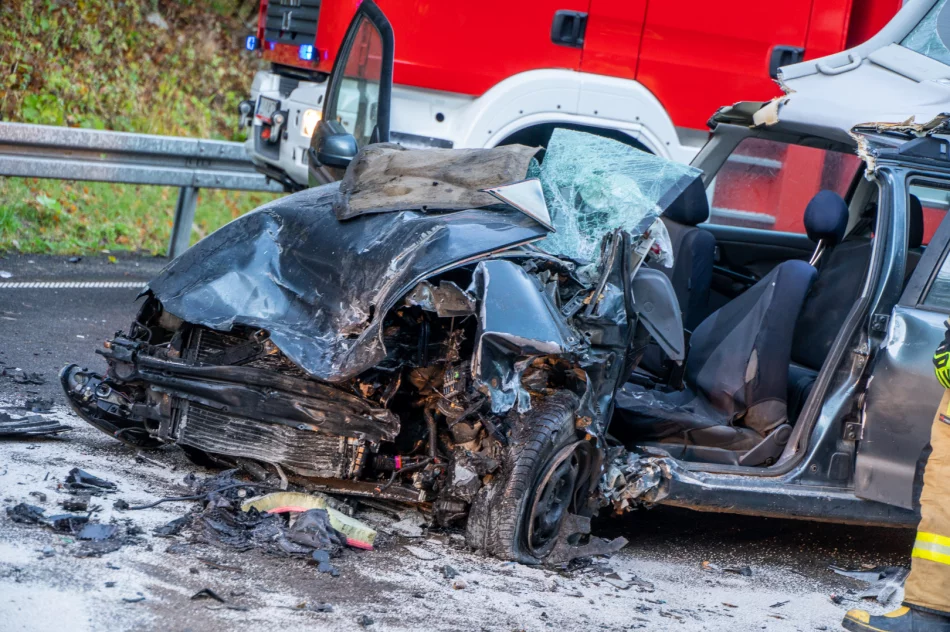 Trzy osoby poszkodowane w wypadku na drodze wojewódzkiej - zdjęcie 13