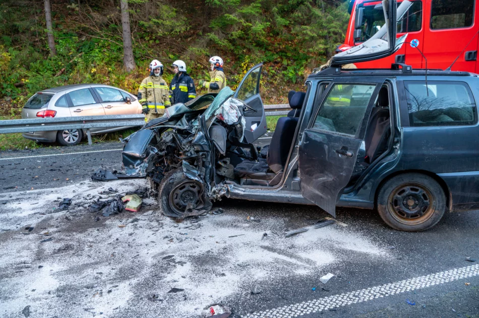 Trzy osoby poszkodowane w wypadku na drodze wojewódzkiej - zdjęcie 14