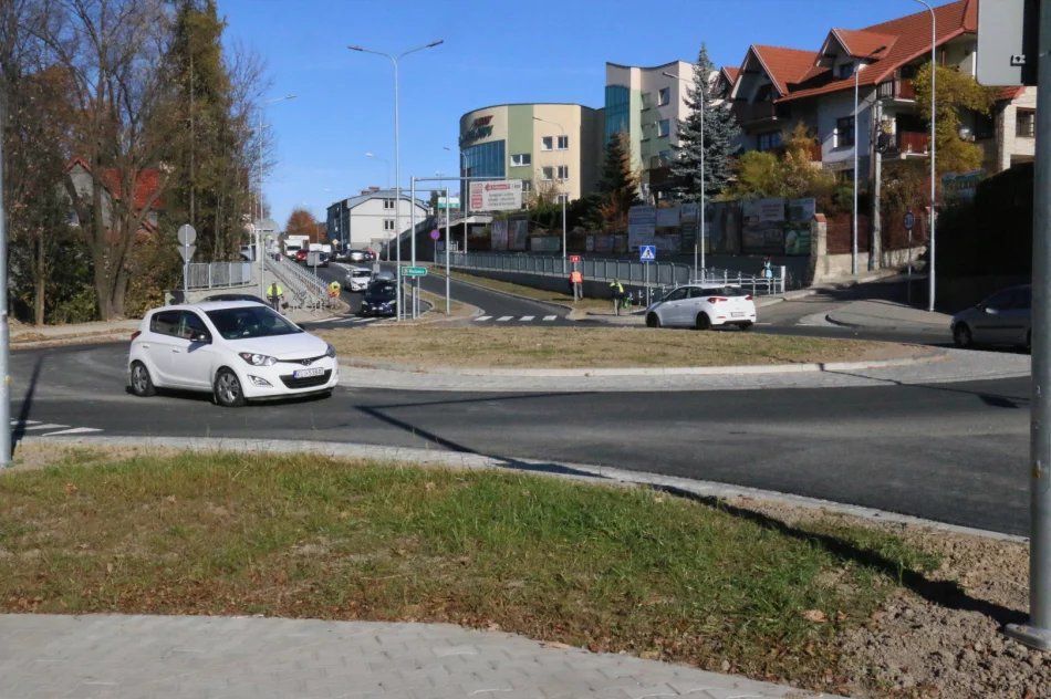 Nowe rondo w całości otwarte dla ruchu pojazdów - zdjęcie 5
