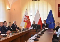 Wicewojewoda podpisał umowy - samorządy z dotacjami na budowę przejść dla pieszych - zdjęcie główne