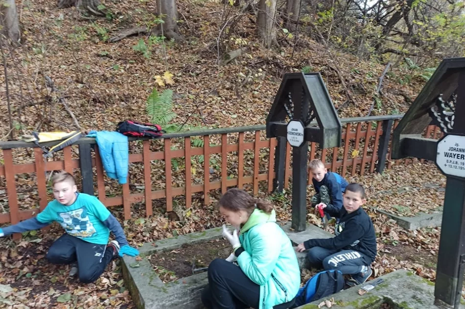 Uczniowie pamiętali o poległych żołnierzach - zdjęcie 14