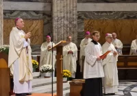 Bp Jeż: pójście za Jezusem prowadzi do nowego braterstwa - zdjęcie główne