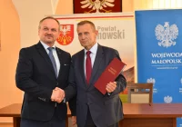 Podpisanie umowy na budowę przejść dla pieszych na gminnych drogach - zdjęcie główne