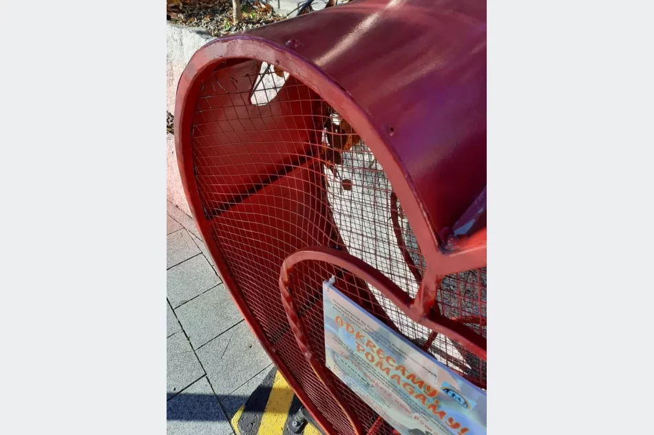 Przerwa w charytatywnej akcji - ktoś zdewastował serce na nakrętki - zdjęcie 2