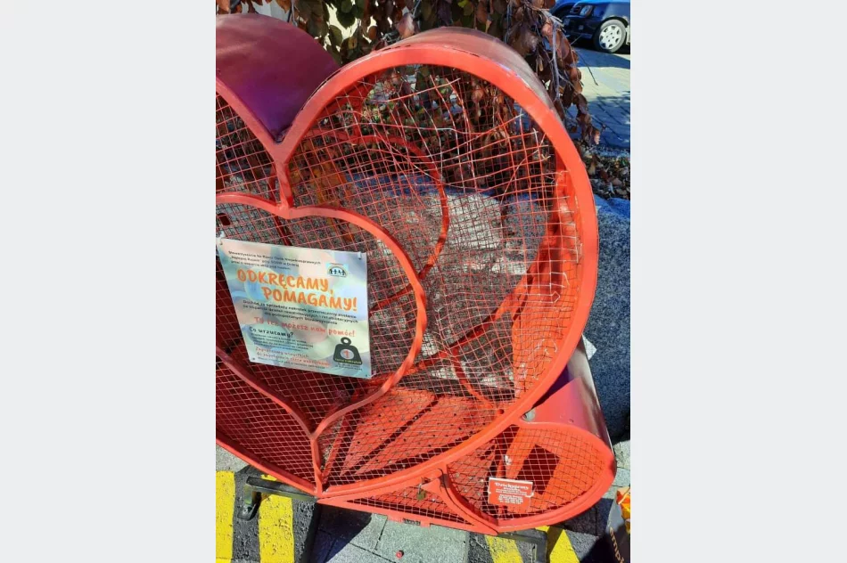 Przerwa w charytatywnej akcji - ktoś zdewastował serce na nakrętki - zdjęcie 3