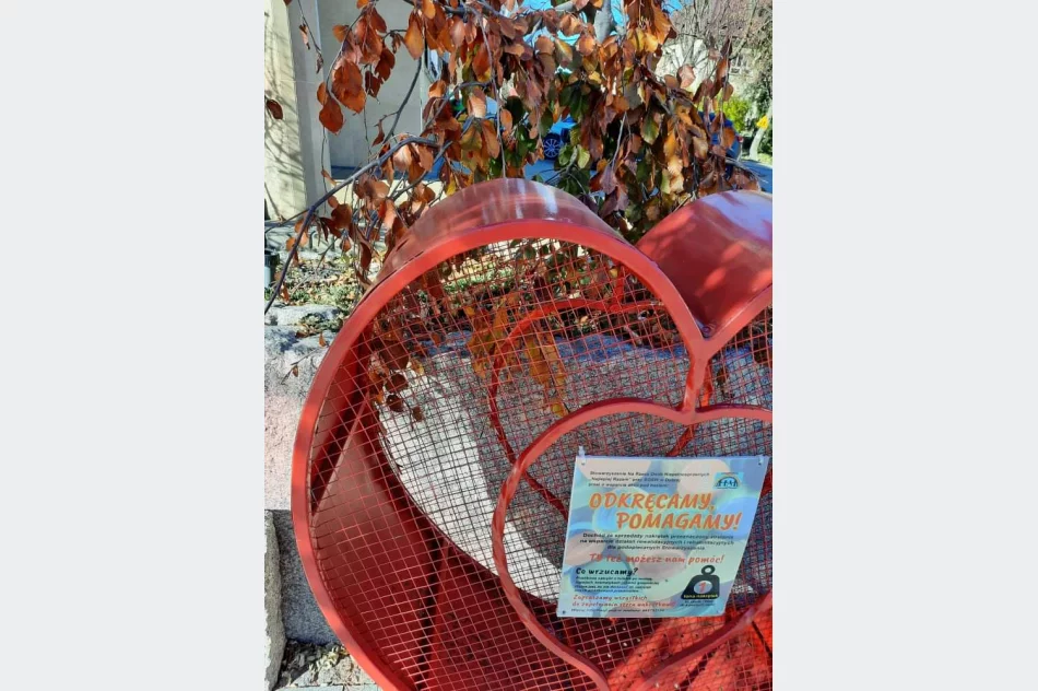 Przerwa w charytatywnej akcji - ktoś zdewastował serce na nakrętki - zdjęcie 4