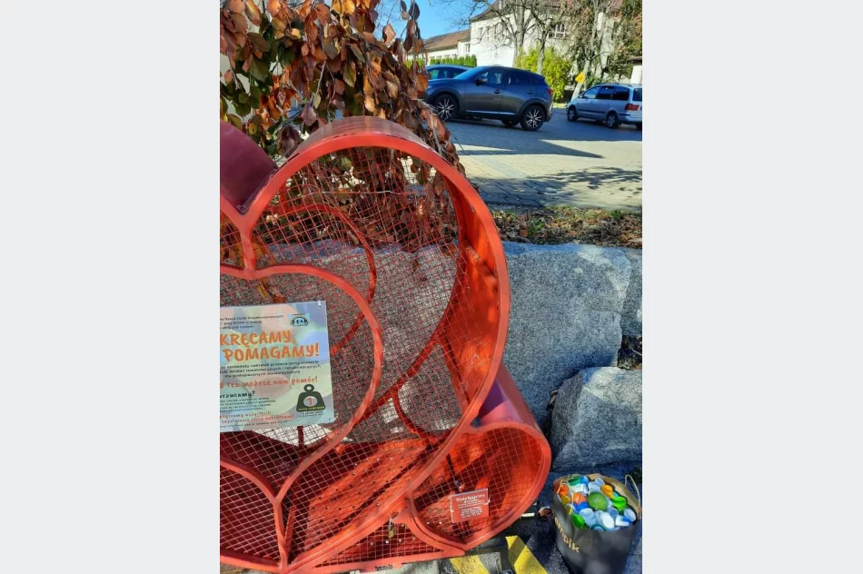 Przerwa w charytatywnej akcji - ktoś zdewastował serce na nakrętki - zdjęcie 6