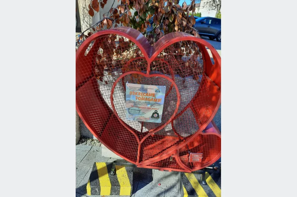 Przerwa w charytatywnej akcji - ktoś zdewastował serce na nakrętki - zdjęcie 7