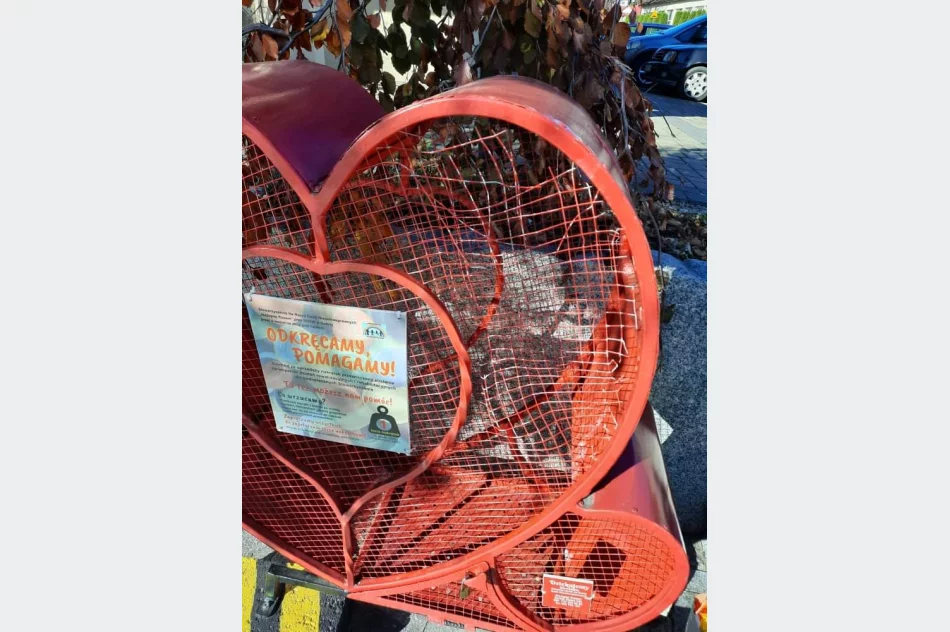 Przerwa w charytatywnej akcji - ktoś zdewastował serce na nakrętki - zdjęcie 9